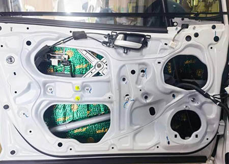 汽車音響改裝隔音操作現(xiàn)場 汽車音響改裝隔音操作現(xiàn)場